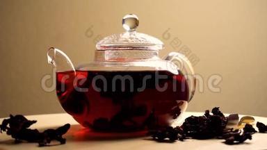 旋转茶壶与红色卡卡德茶